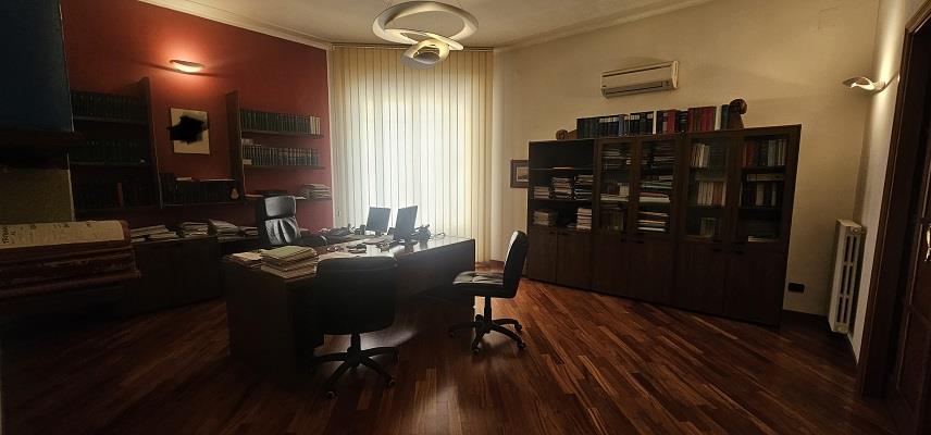 Ufficio ristrutturato in via dei fiorentini 61, Napoli