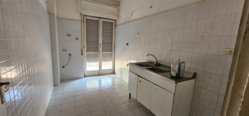 Appartamento da ristrutturare in via divisione siena, Napoli