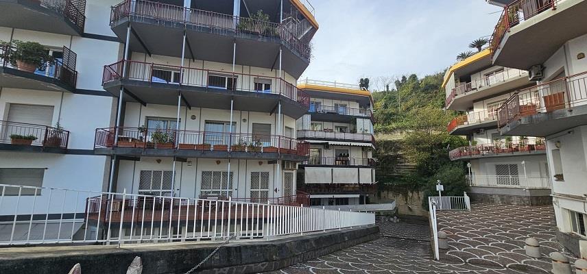 Appartamento con terrazzo in via pacuvio 33, Napoli