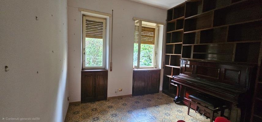 Ufficio da ristrutturare in via battistello caracciolo 93, Napoli