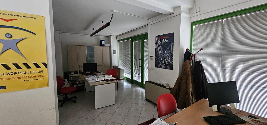 Negozio da ristrutturare in centro direzionale isola f11, Napoli