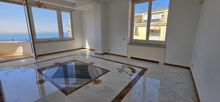 Appartamento con terrazzo in via francesco crispi 73, Napoli