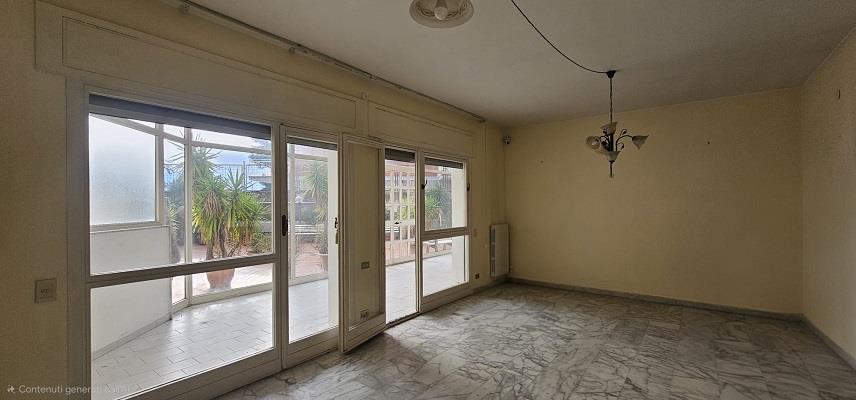 Appartamento con terrazzo in via pacuvio 33, Napoli