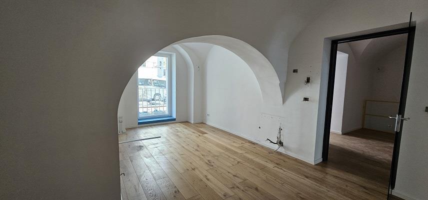 Negozio da ristrutturare in calata ospedaletto napoli, Napoli