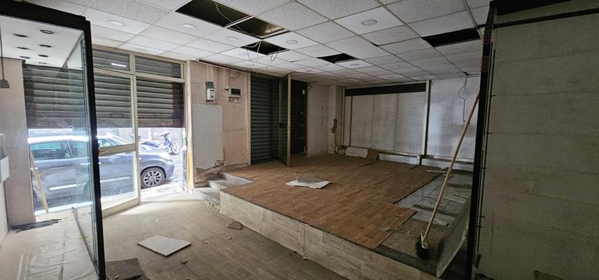 Locale commerciale da ristrutturare in via schilizzi 17 napoli, Napoli
