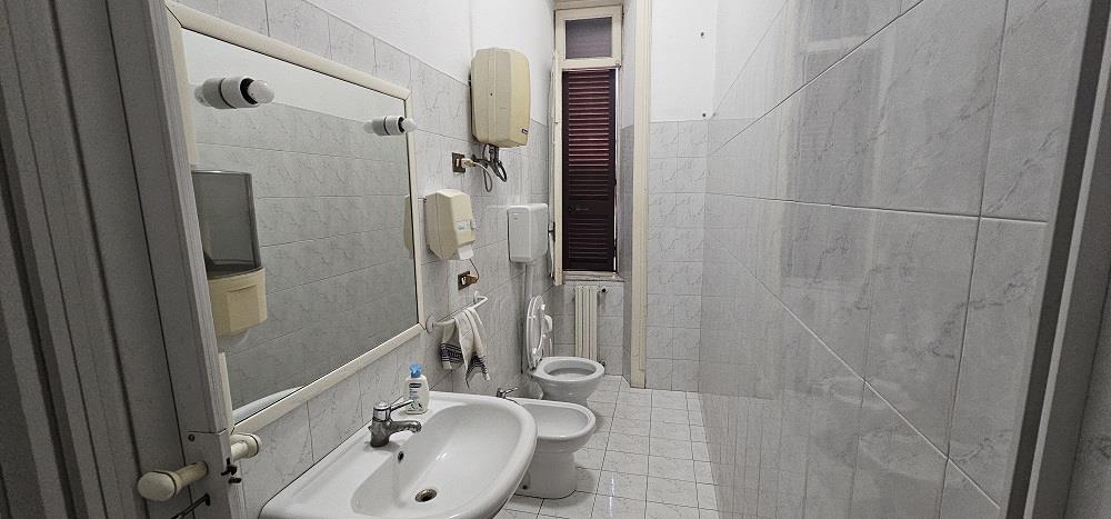 Ufficio in affitto in via crispi, Napoli