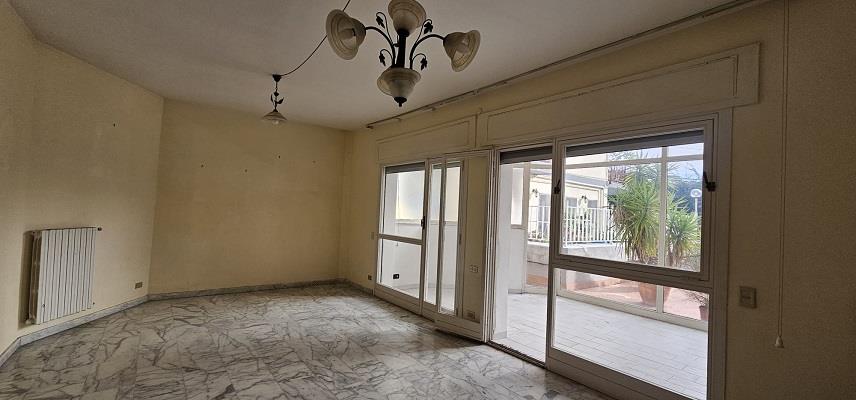 Appartamento con terrazzo in via pacuvio 33, Napoli