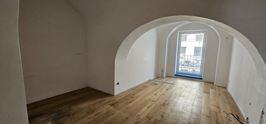 Negozio da ristrutturare in calata ospedaletto napoli, Napoli