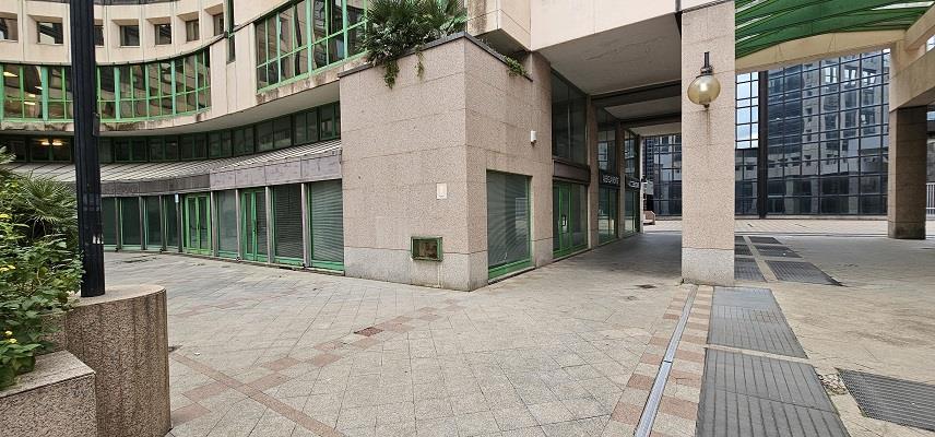 Negozio da ristrutturare in centro direzionale isola f11, Napoli