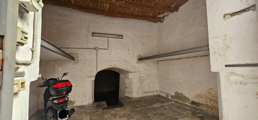 Magazzino in affitto, Napoli via tribunali 276