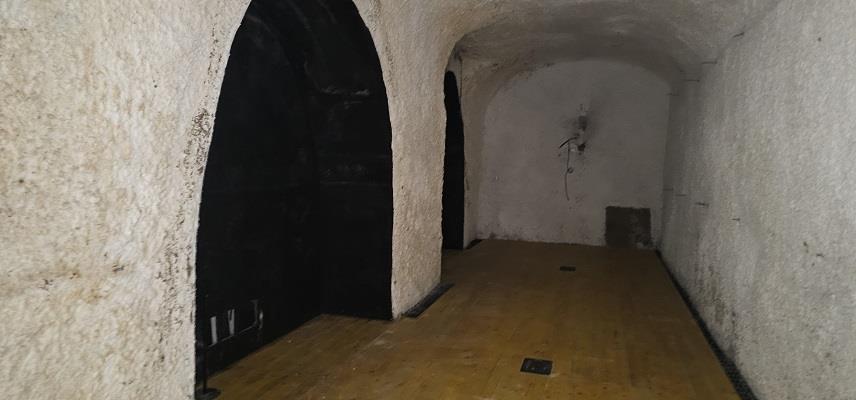 Negozio da ristrutturare in calata ospedaletto napoli, Napoli