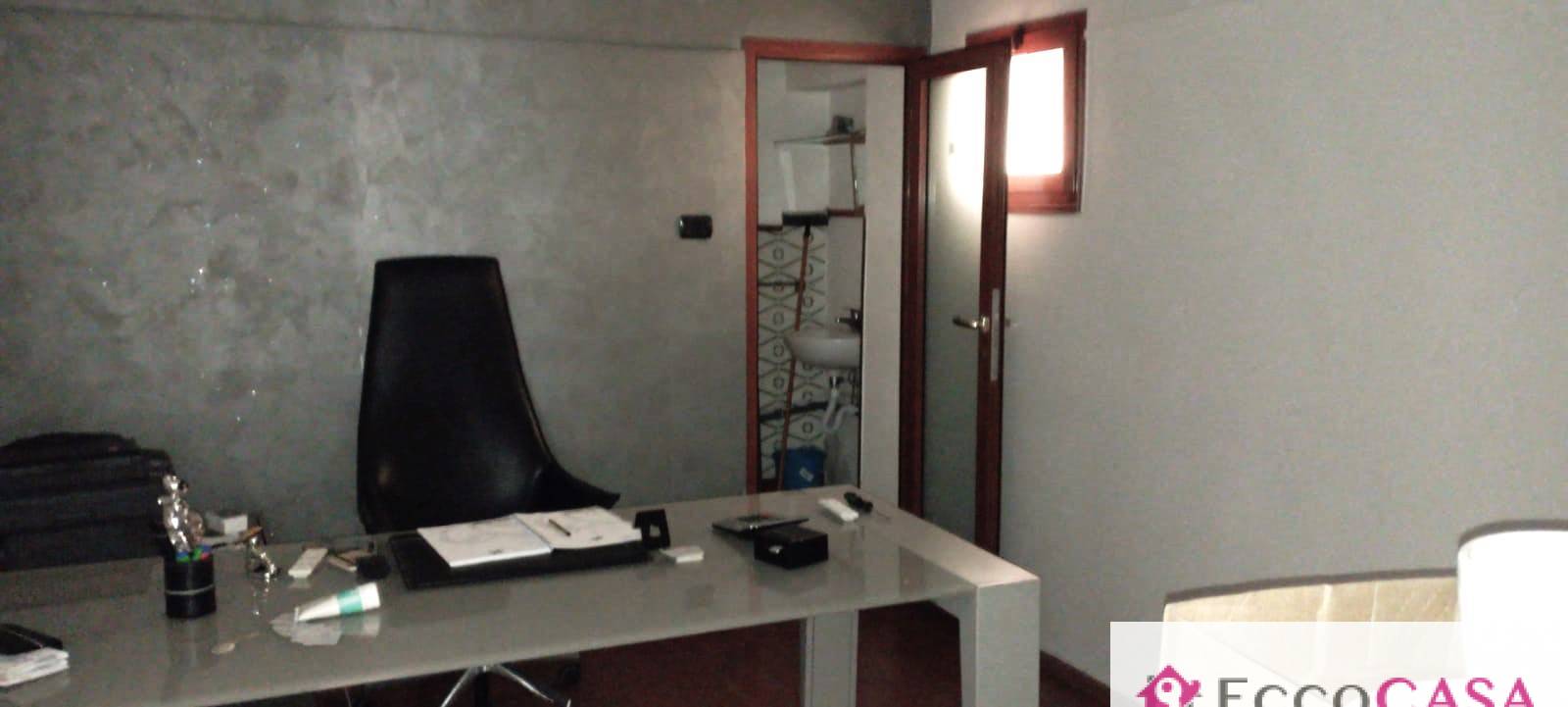 Locale commerciale in affitto a Casagiove