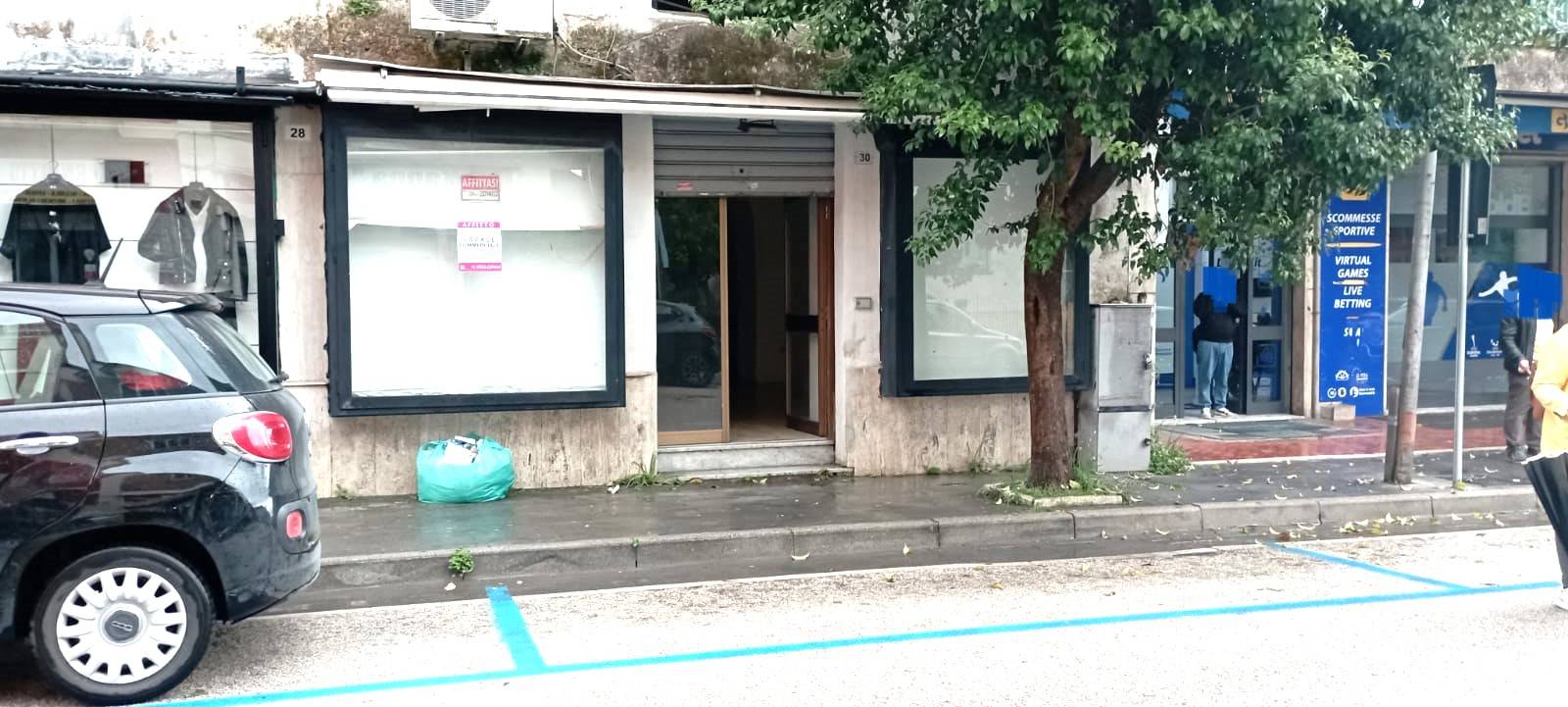 Locale commerciale in affitto a Maddaloni