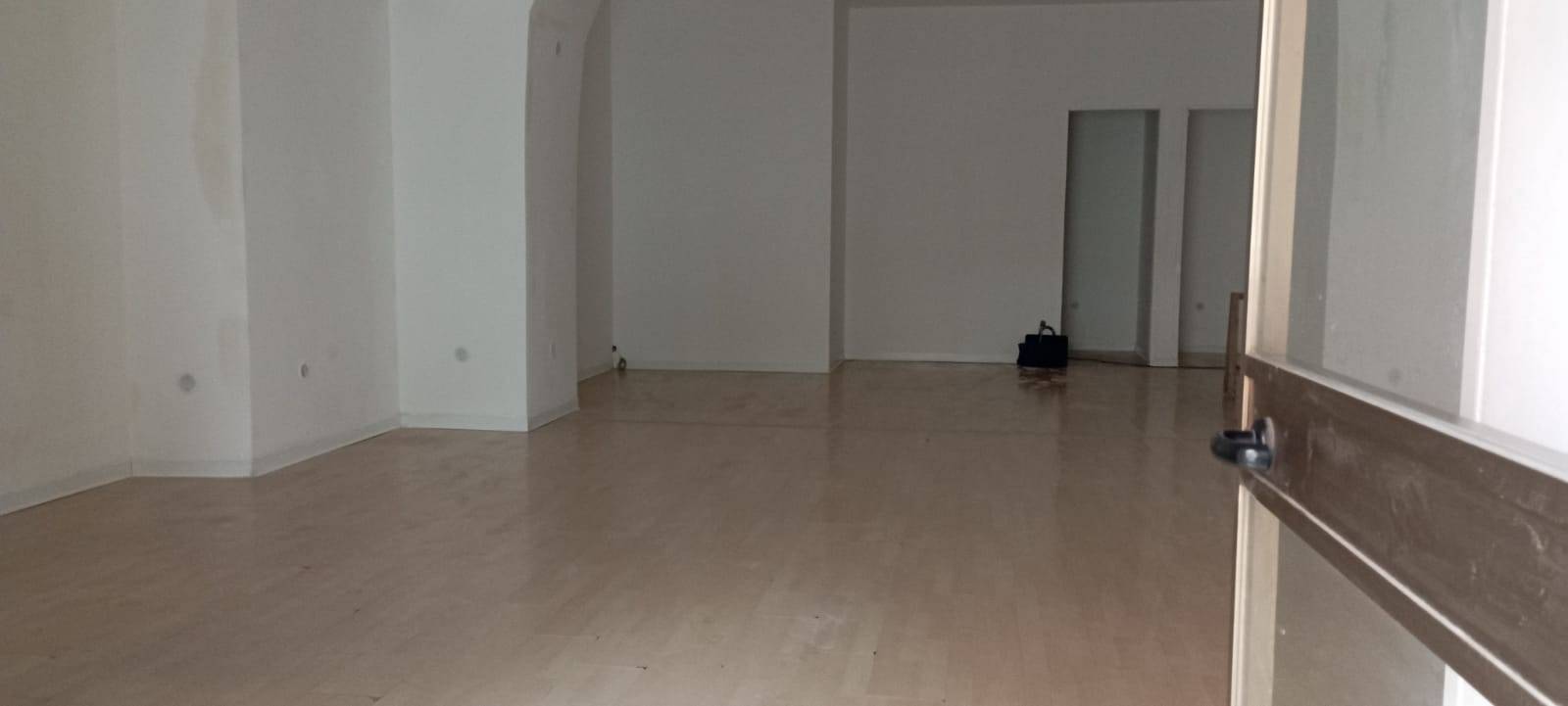 Locale commerciale in affitto a Maddaloni