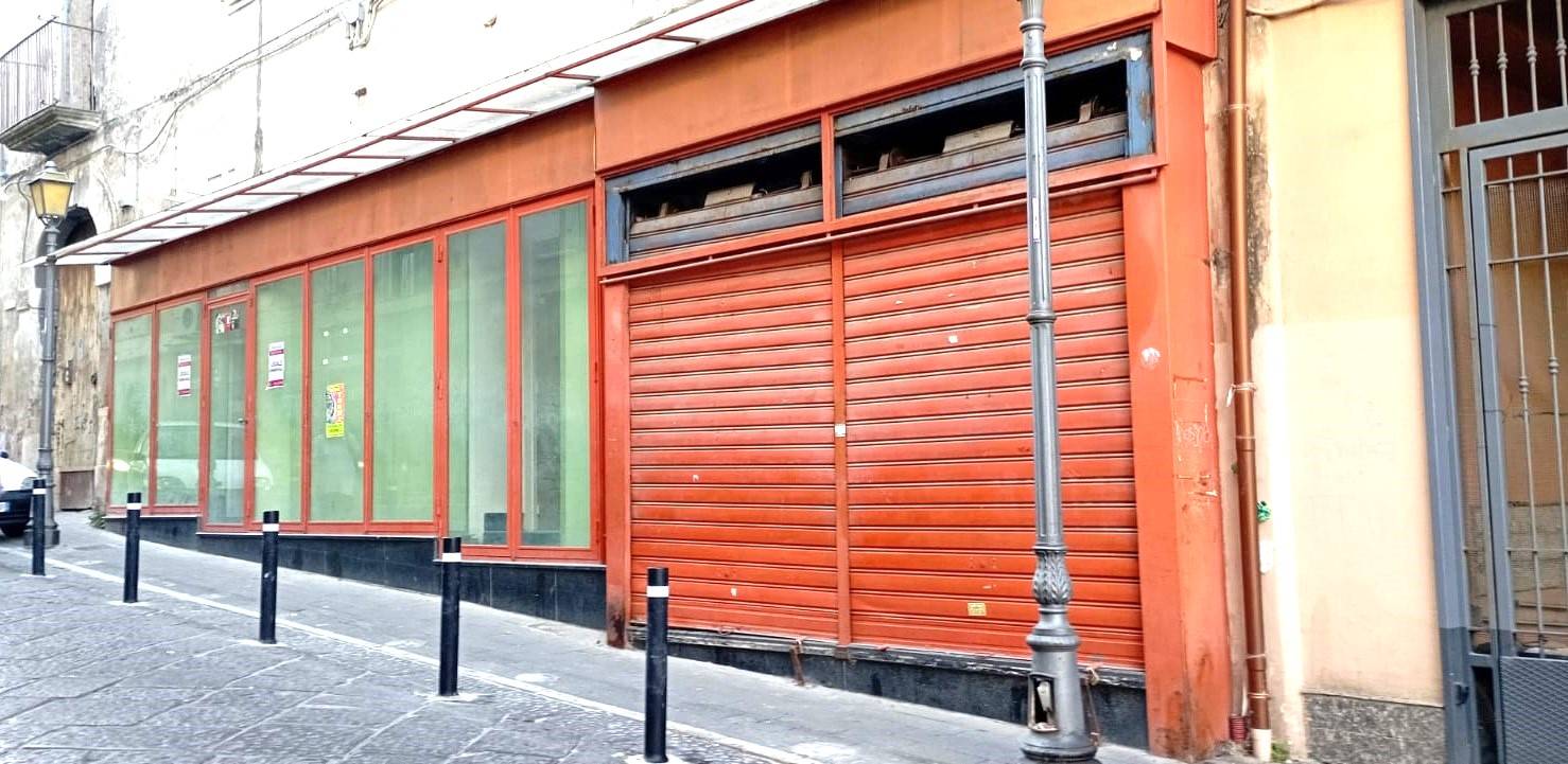 Locale commerciale in affitto a Maddaloni