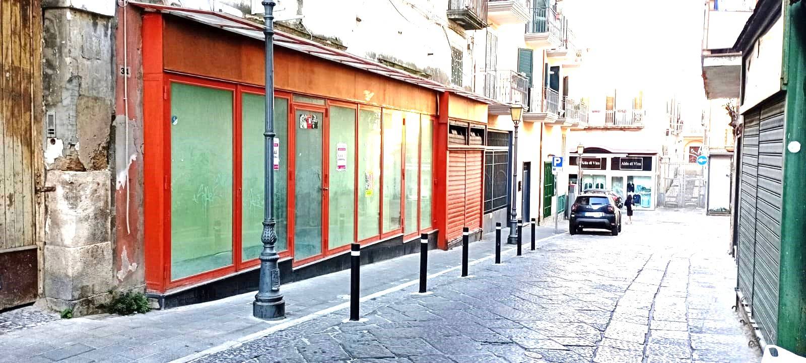 Locale commerciale in affitto a Maddaloni