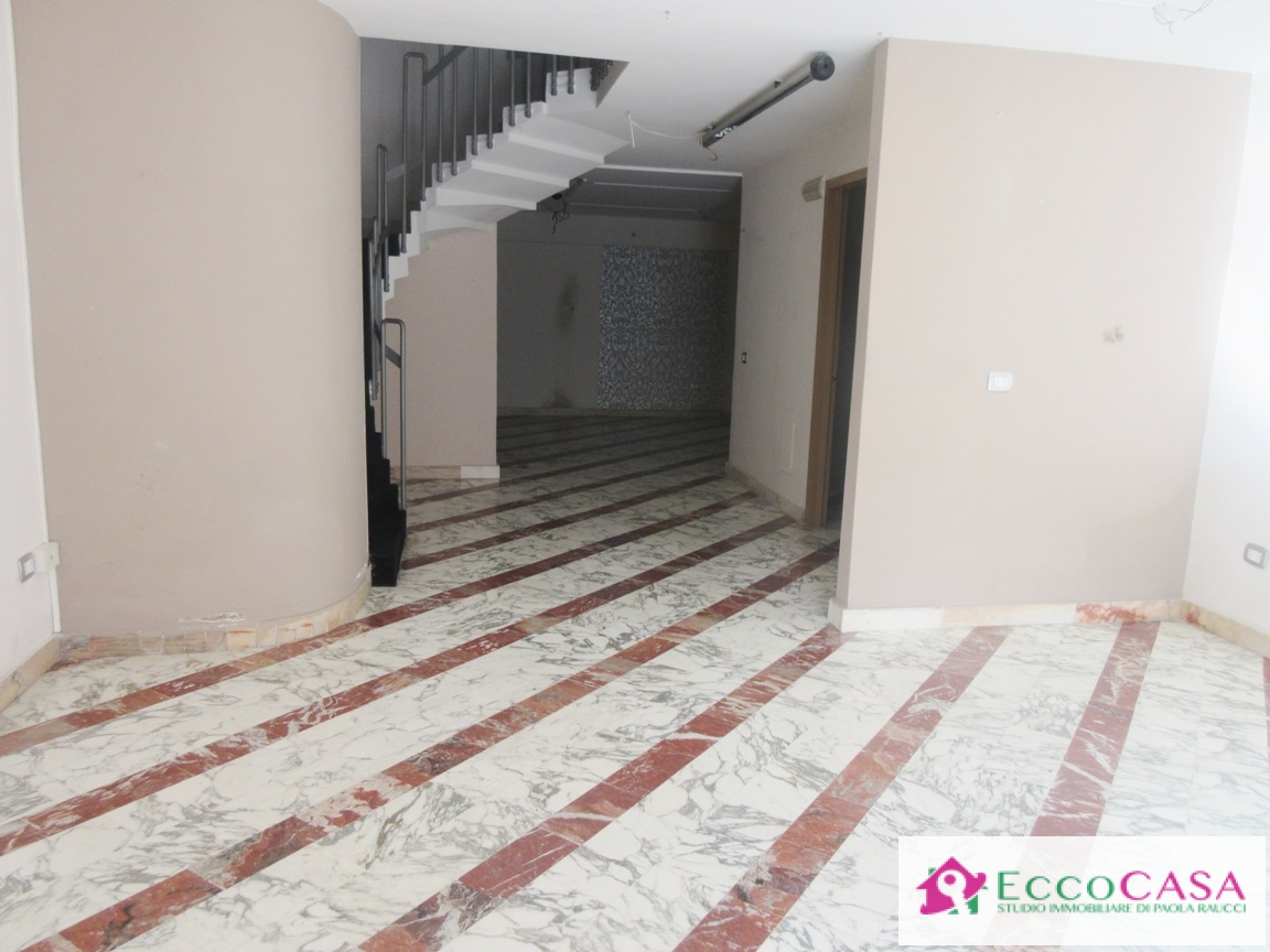 Locale commerciale in vendita a Maddaloni