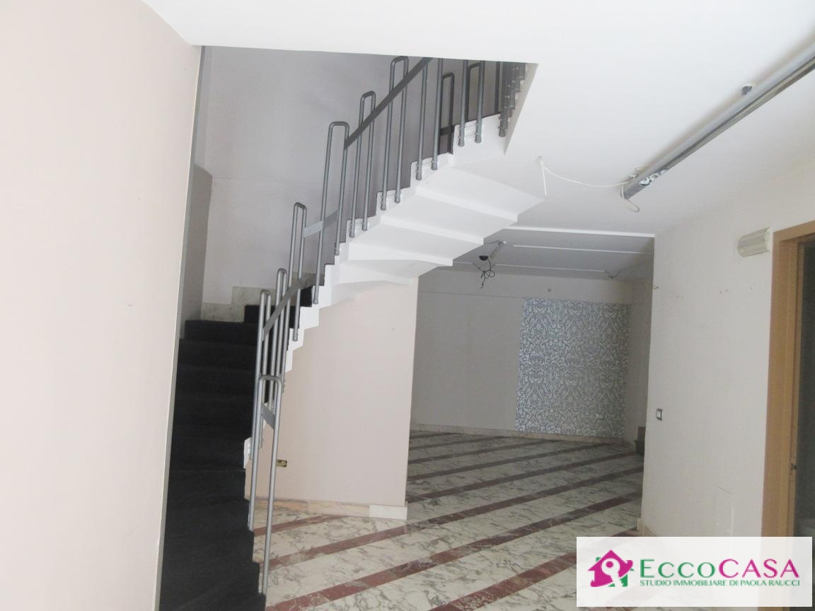 Locale commerciale in vendita a Maddaloni