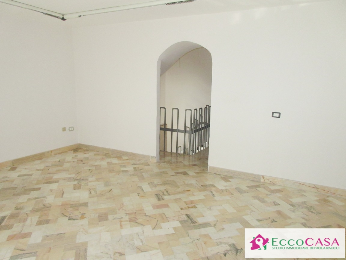 Locale commerciale in vendita a Maddaloni