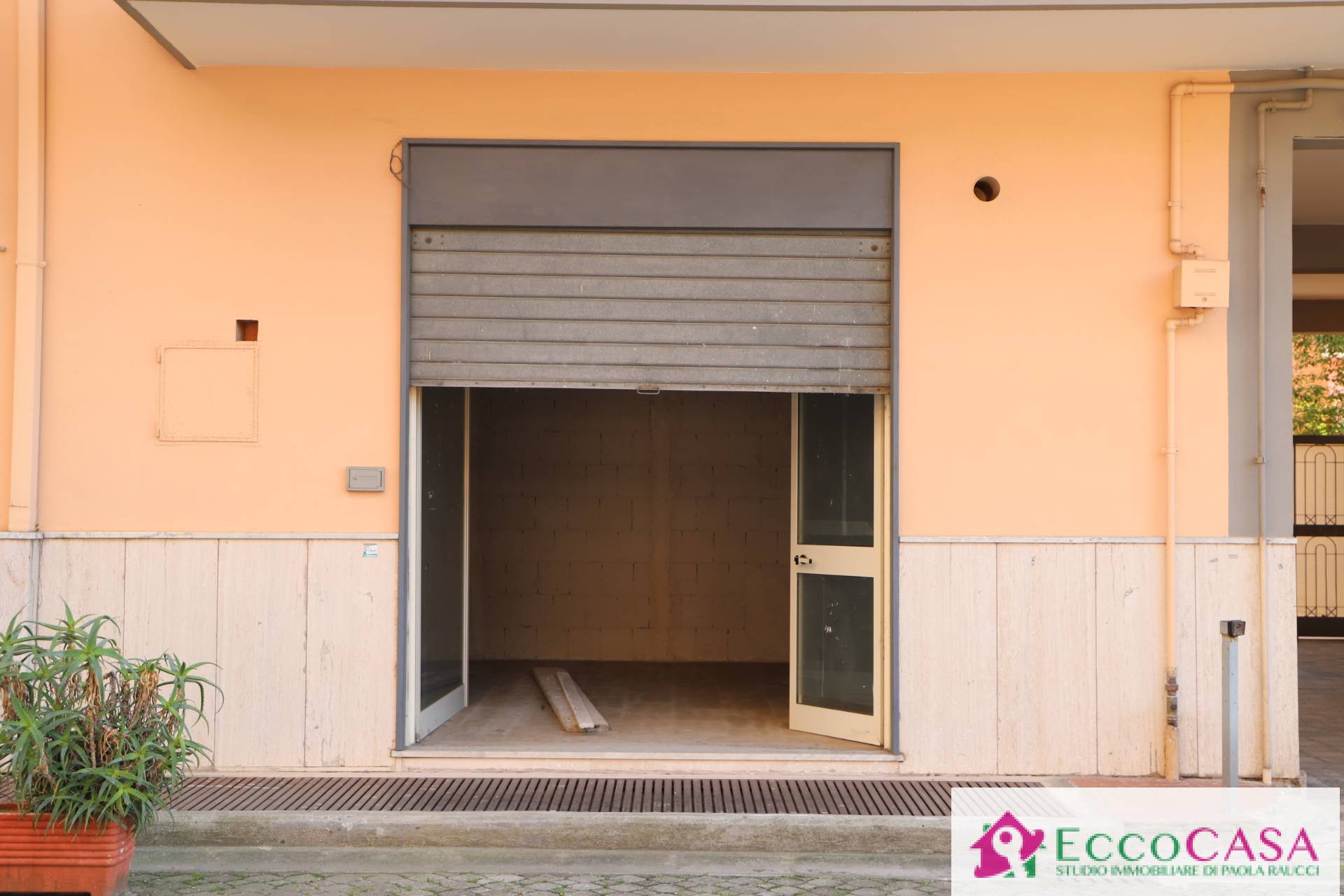 Locale commerciale in vendita a Maddaloni
