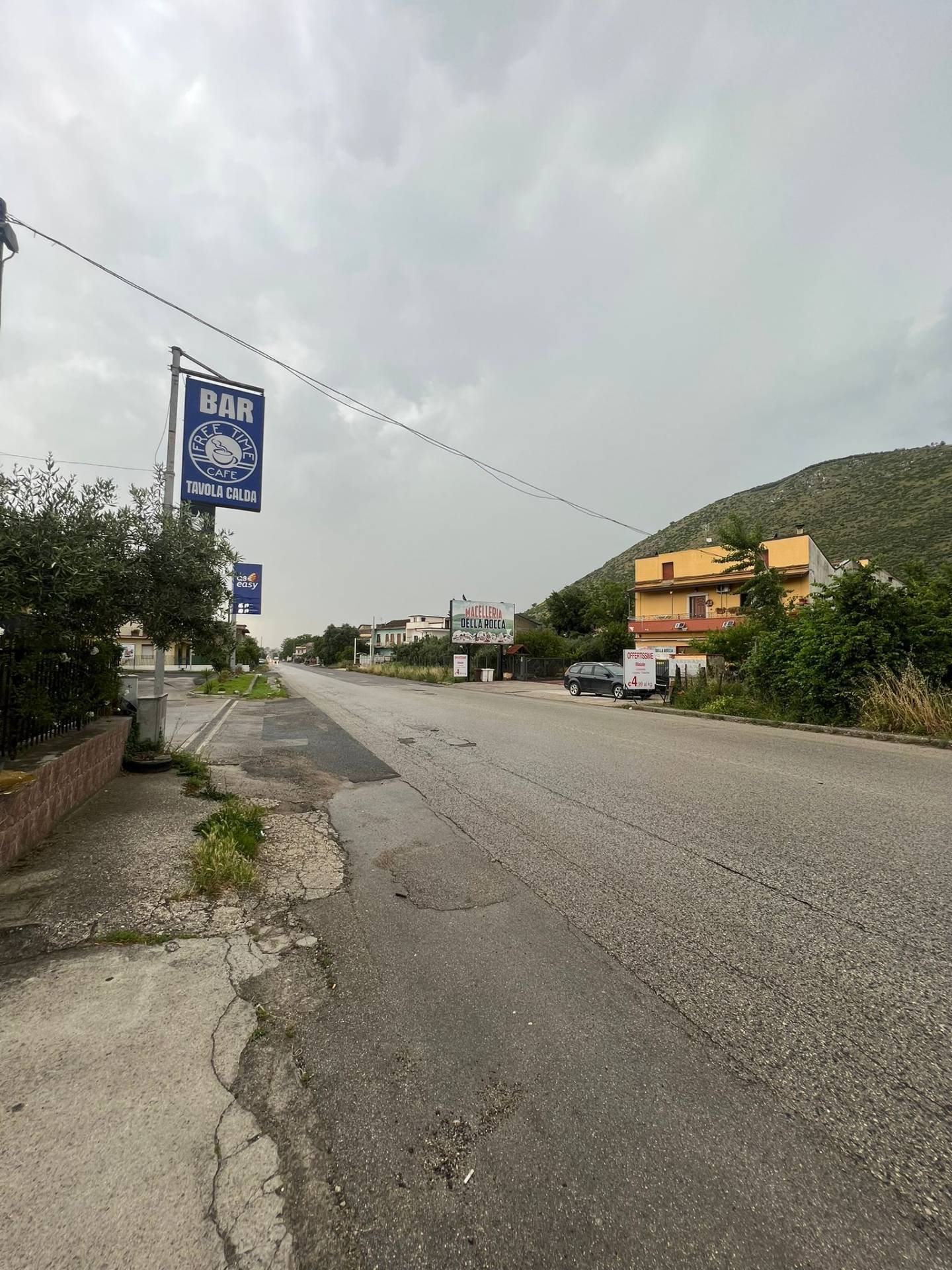 Locale commerciale in affitto a Maddaloni