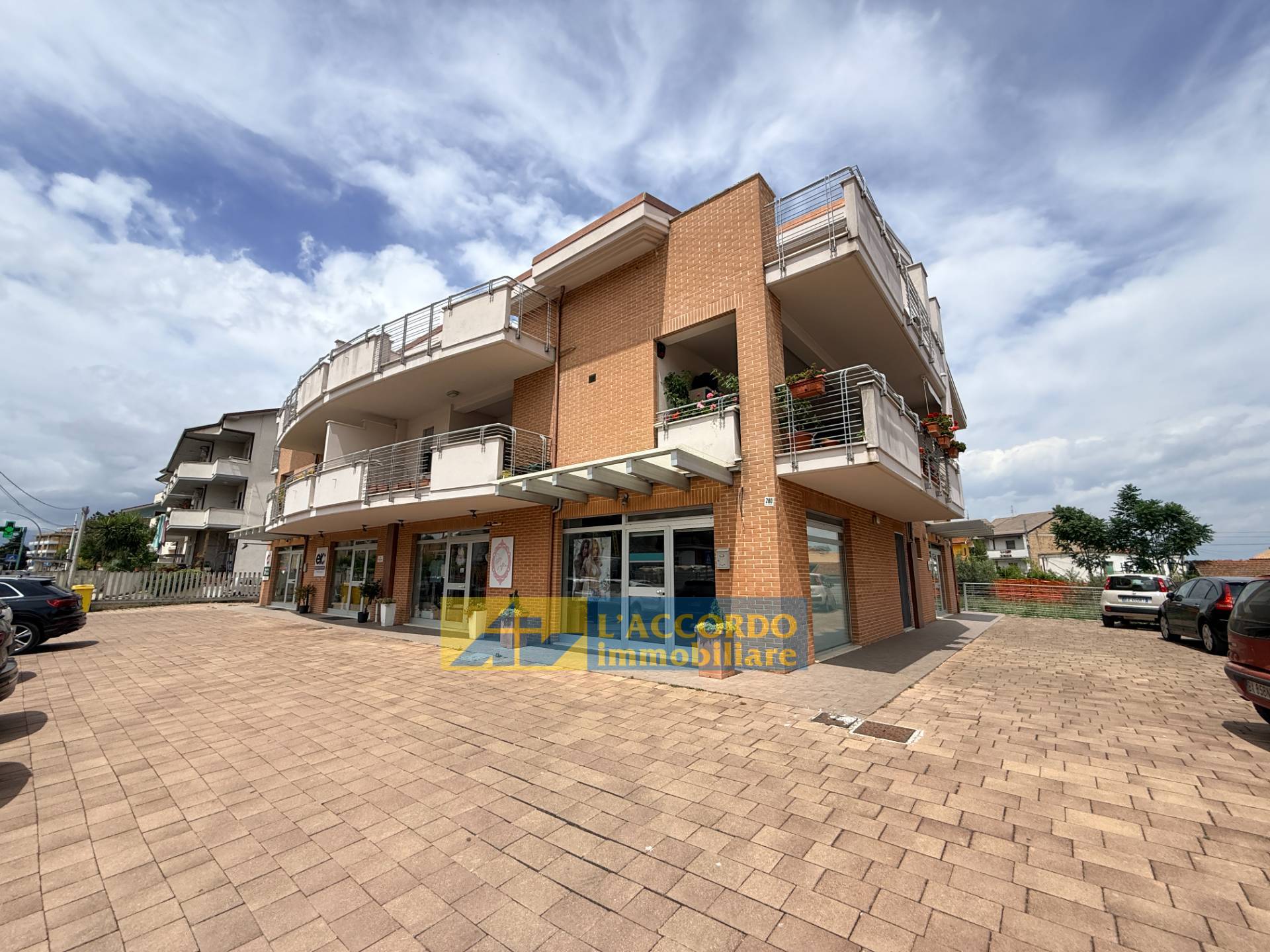 Locale commerciale in vendita a Chieti, Brecciarola
