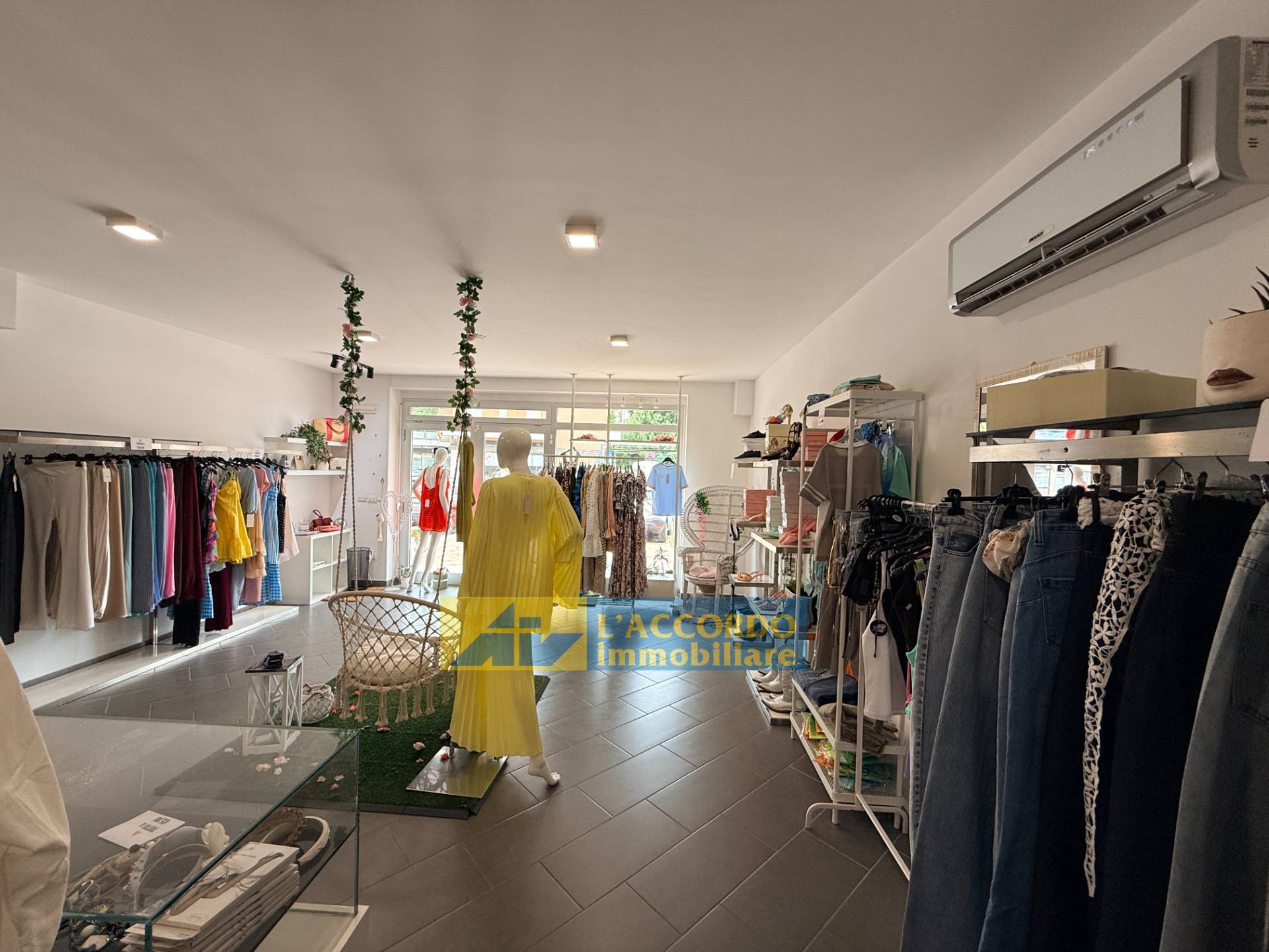 Locale commerciale in vendita a Chieti, Brecciarola