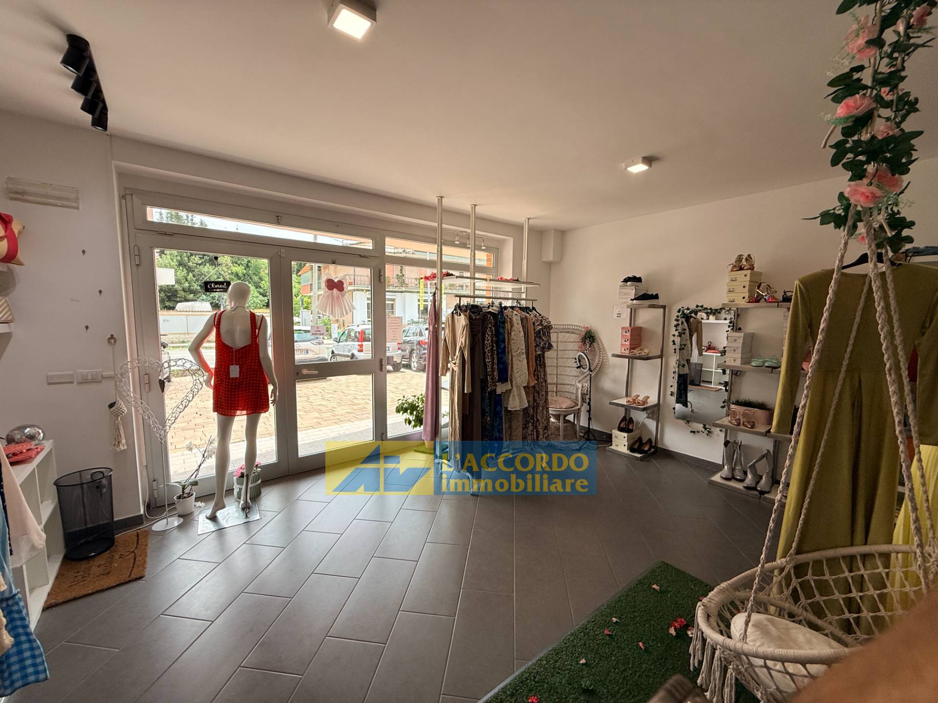 Locale commerciale in vendita a Chieti, Brecciarola