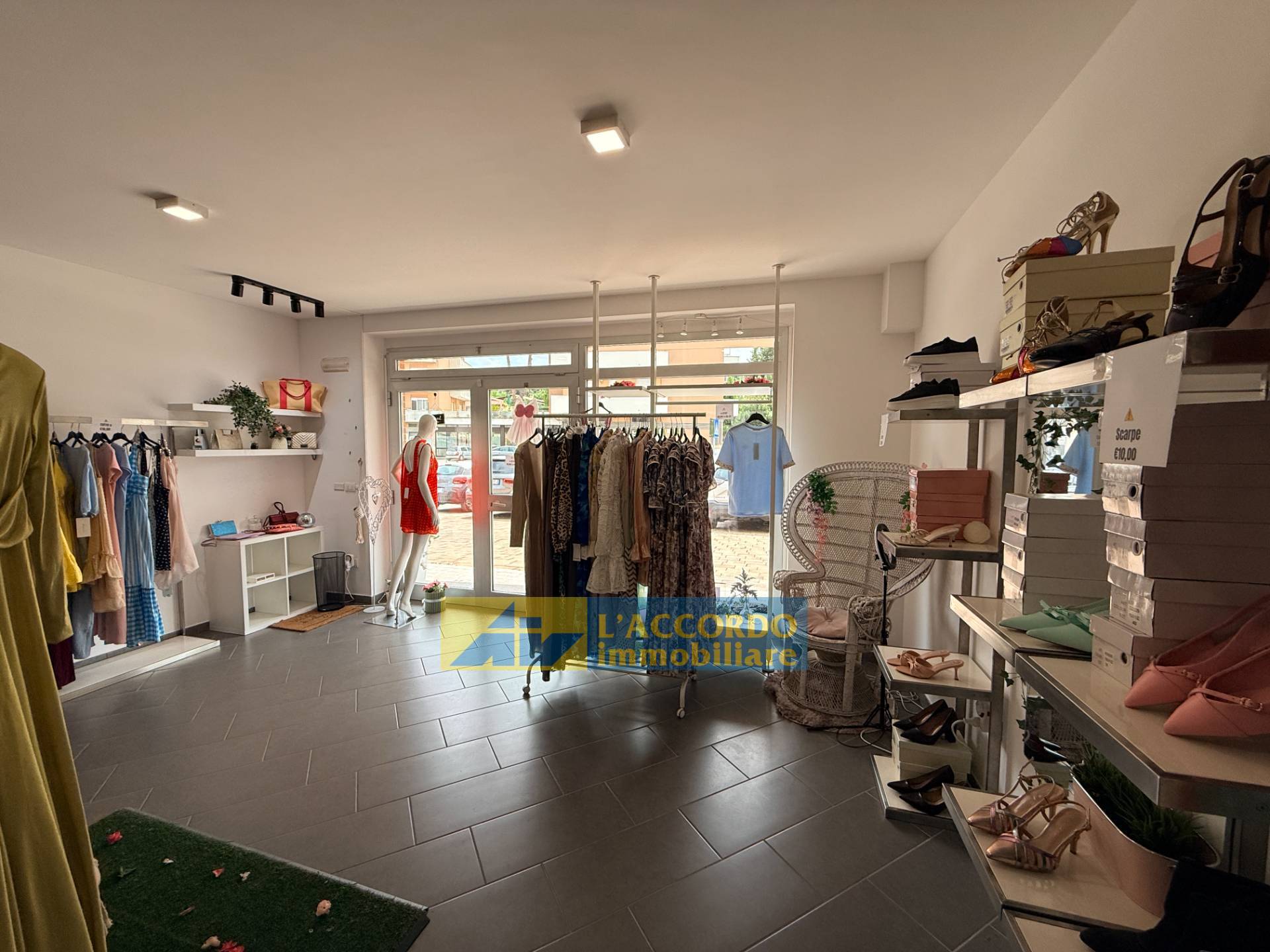 Locale commerciale in vendita a Chieti, Brecciarola