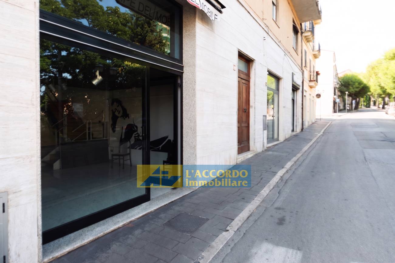 Locale commerciale in vendita a Chieti, Centro storico