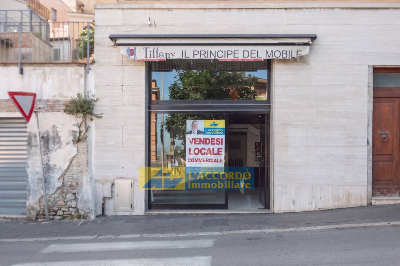 Locale commerciale in vendita a Chieti, Centro storico