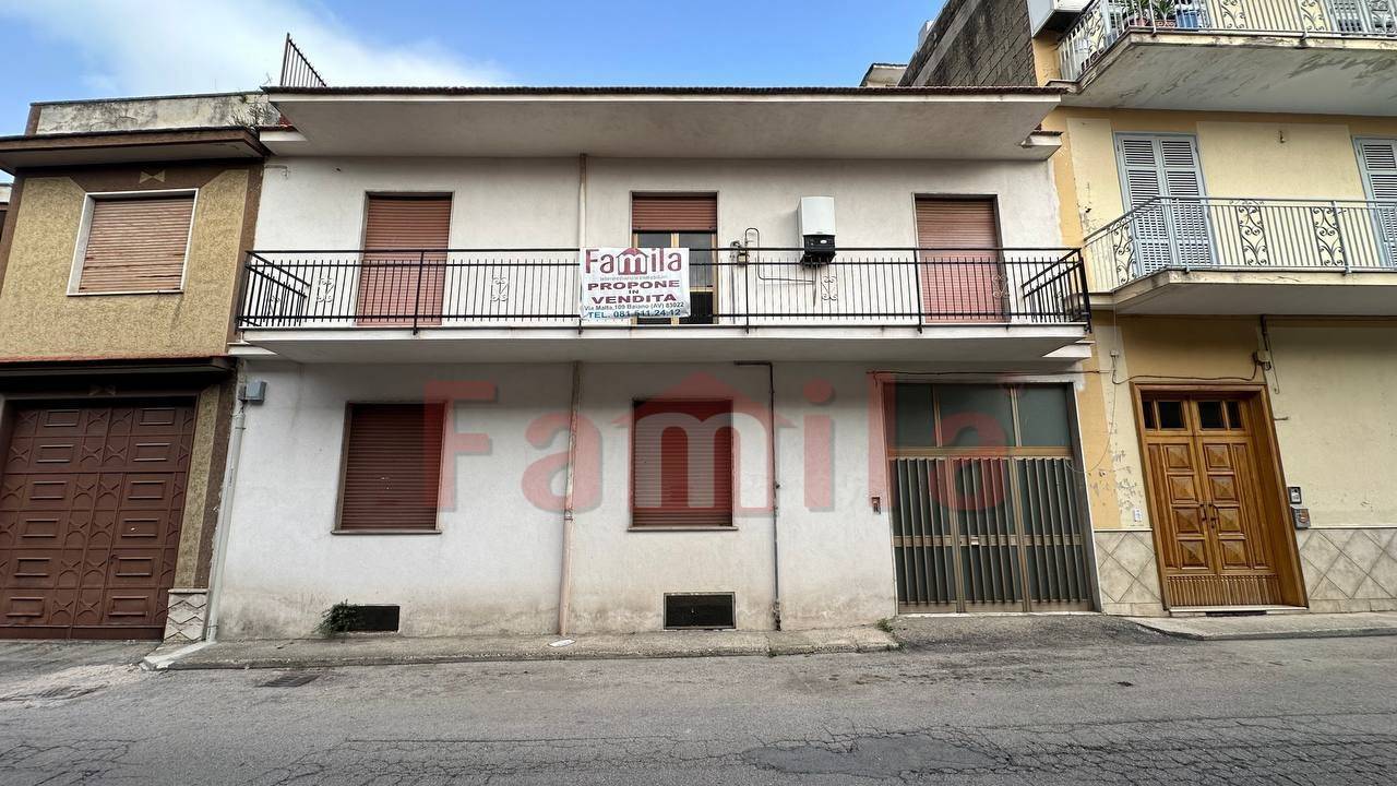 Casa indipendente con box doppio a Baiano