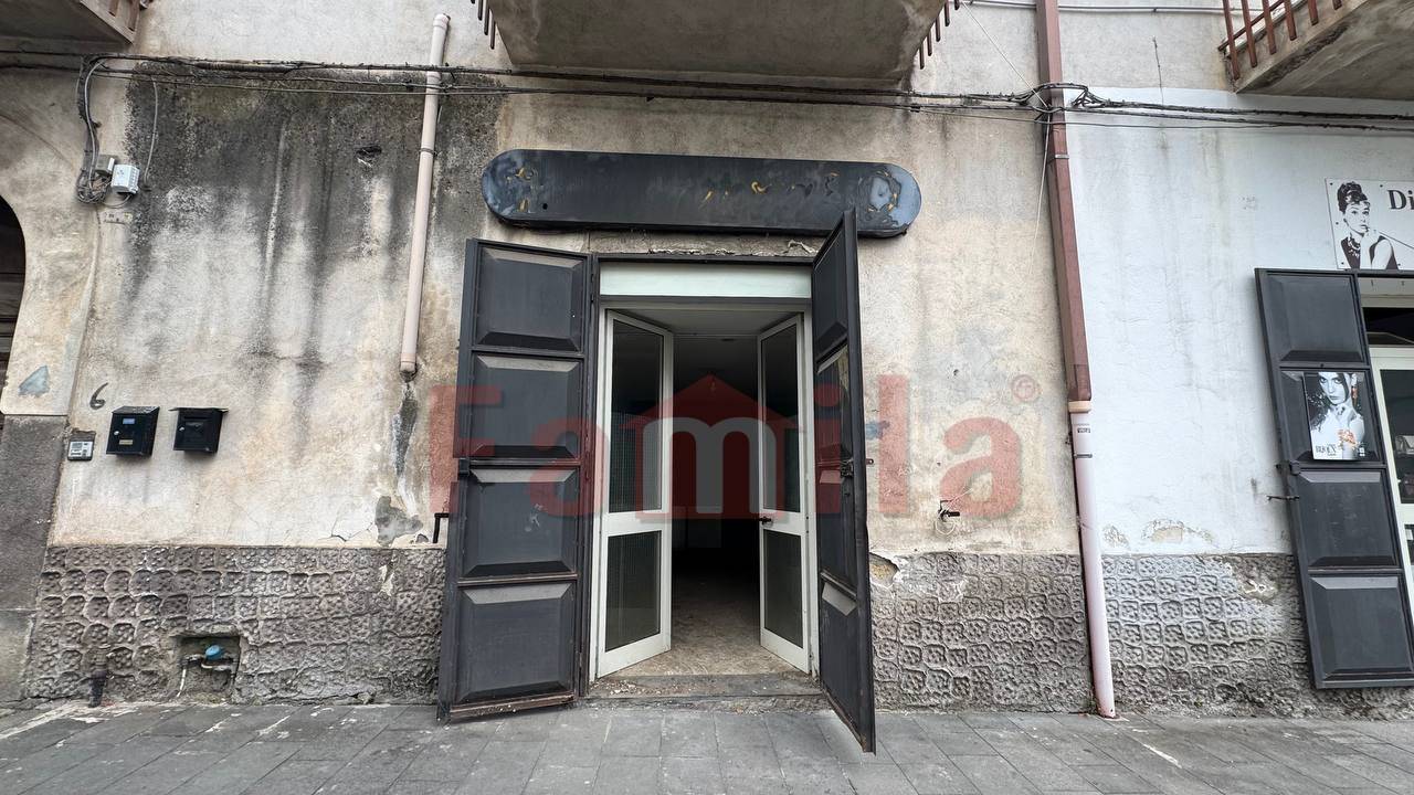 Locale commerciale in affitto a Baiano