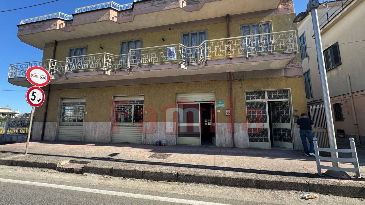 Locale commerciale in affitto a Sperone