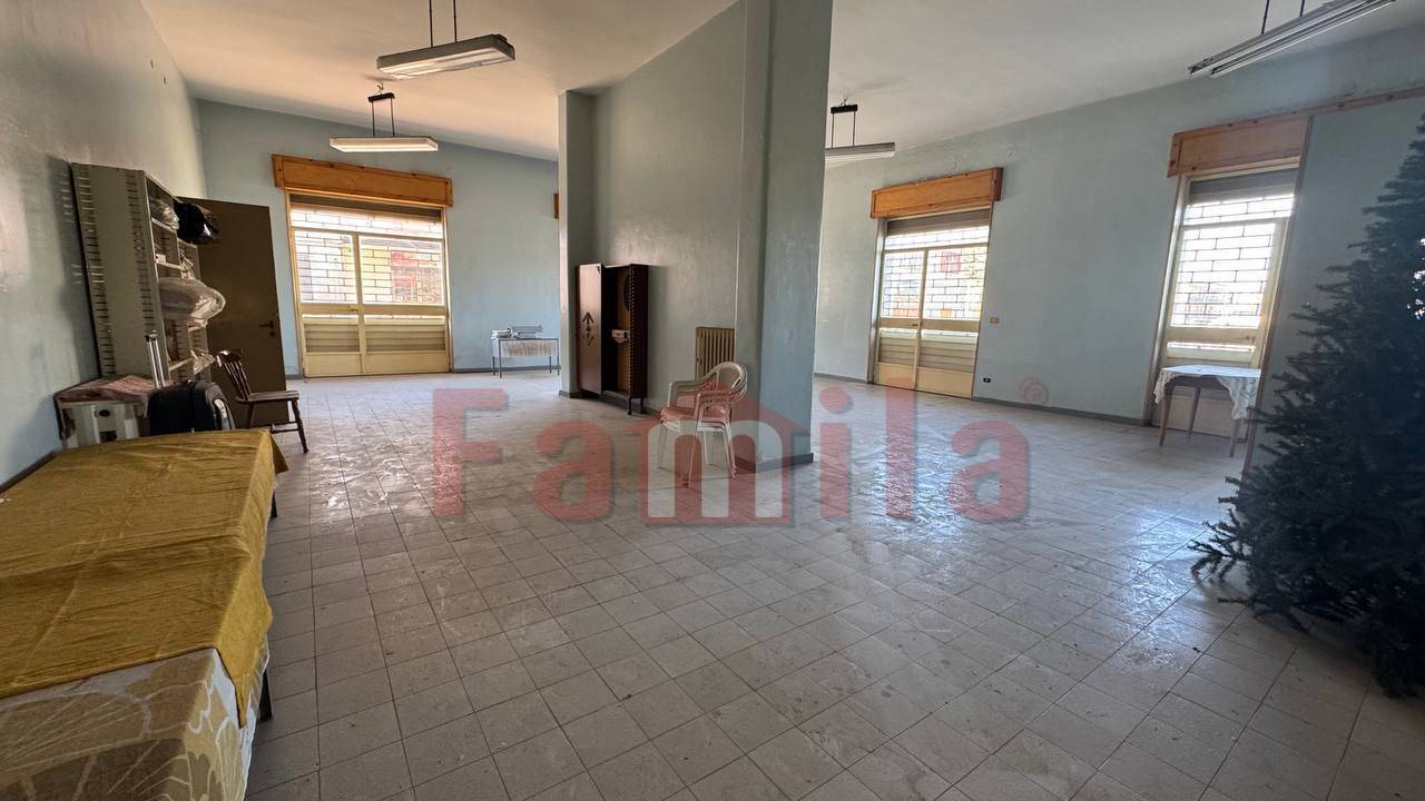 Locale commerciale in affitto a Sperone