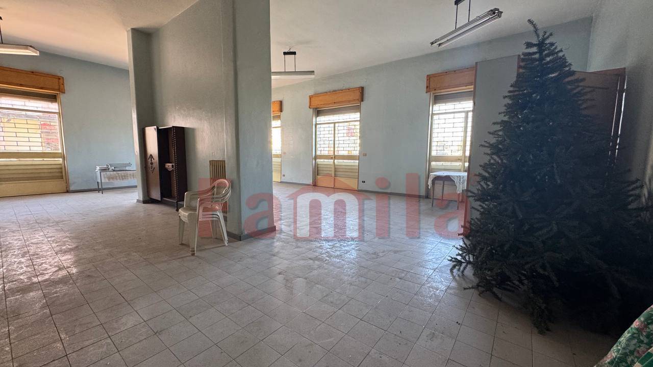 Locale commerciale in affitto a Sperone