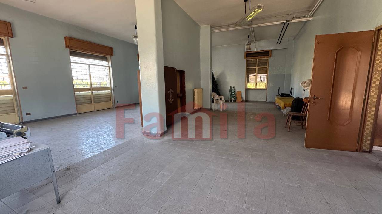 Locale commerciale in affitto a Sperone