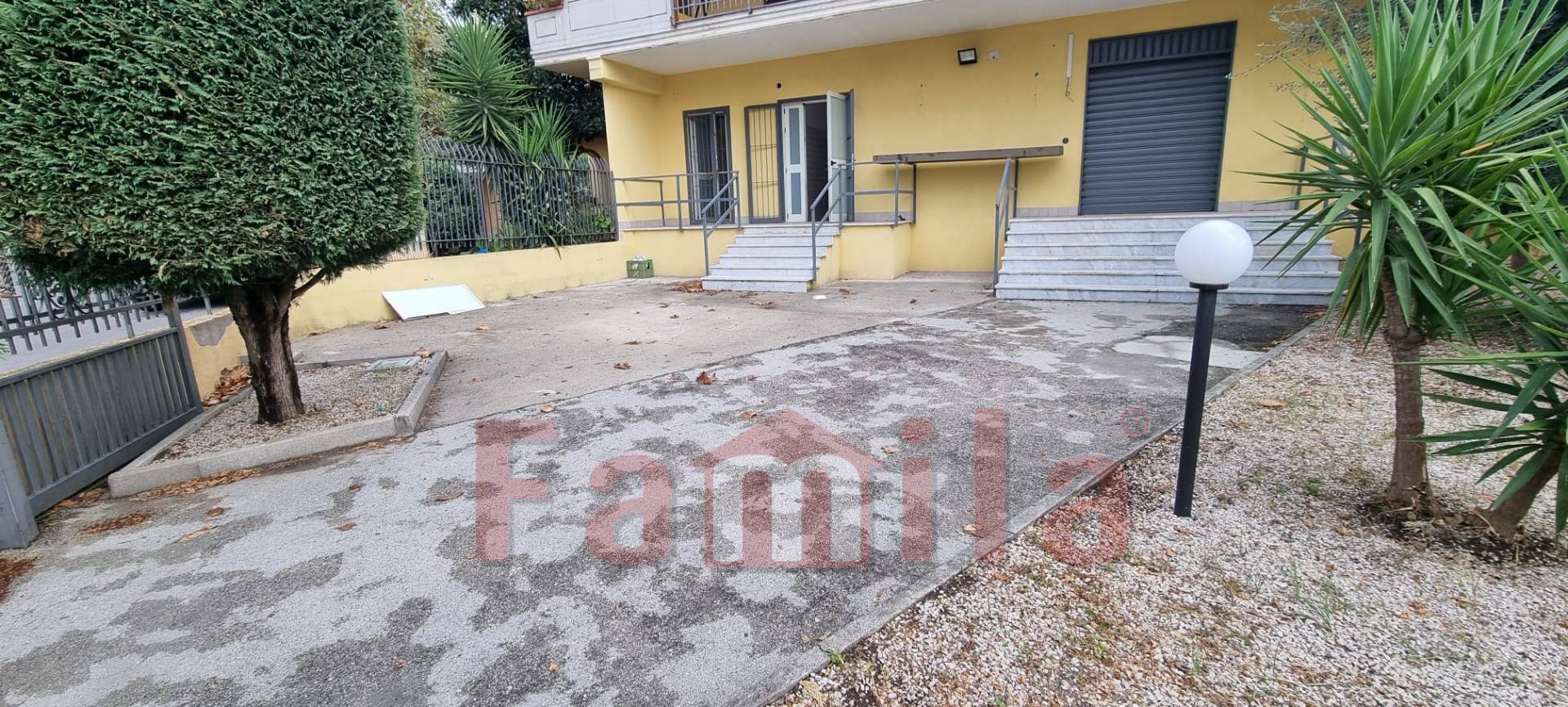 Locale commerciale in affitto a Sirignano