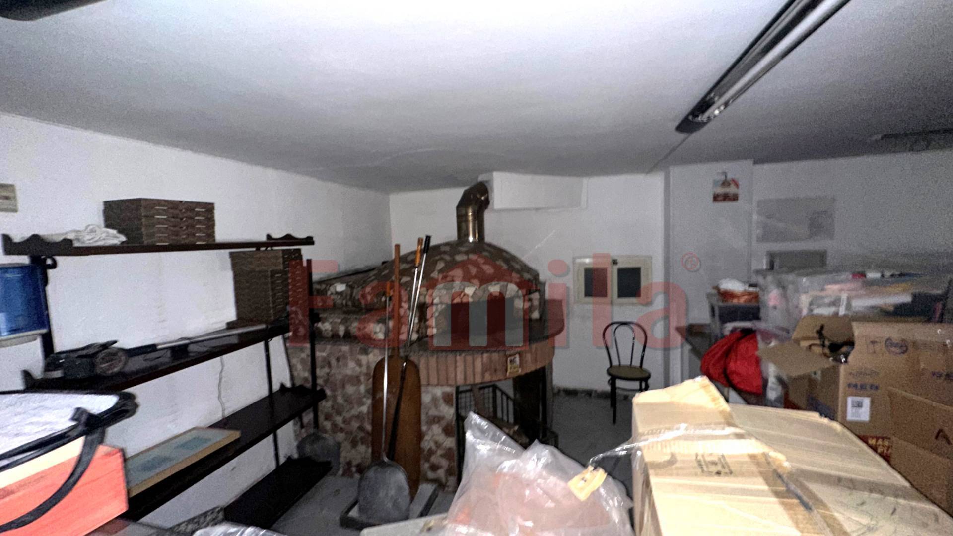 Locale commerciale in affitto a Sperone