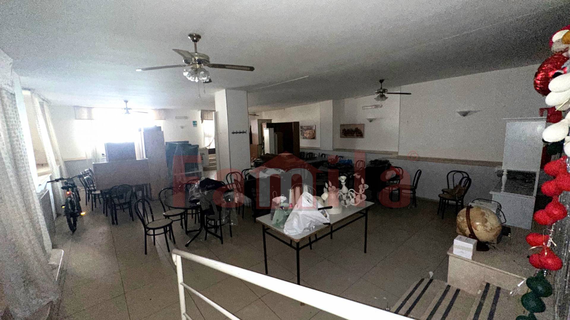 Locale commerciale in affitto a Sperone