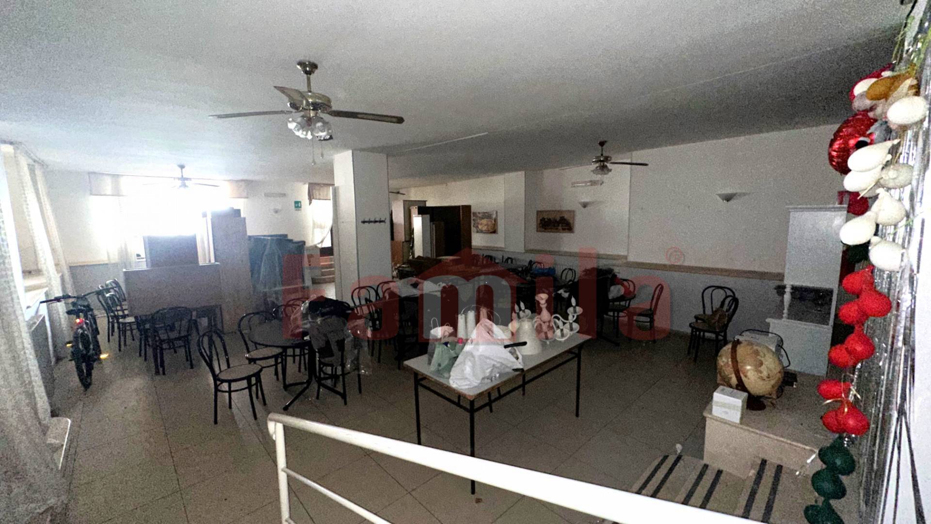 Locale commerciale in affitto a Sperone