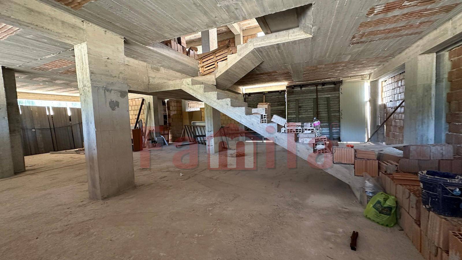 Locale commerciale in affitto a Avella