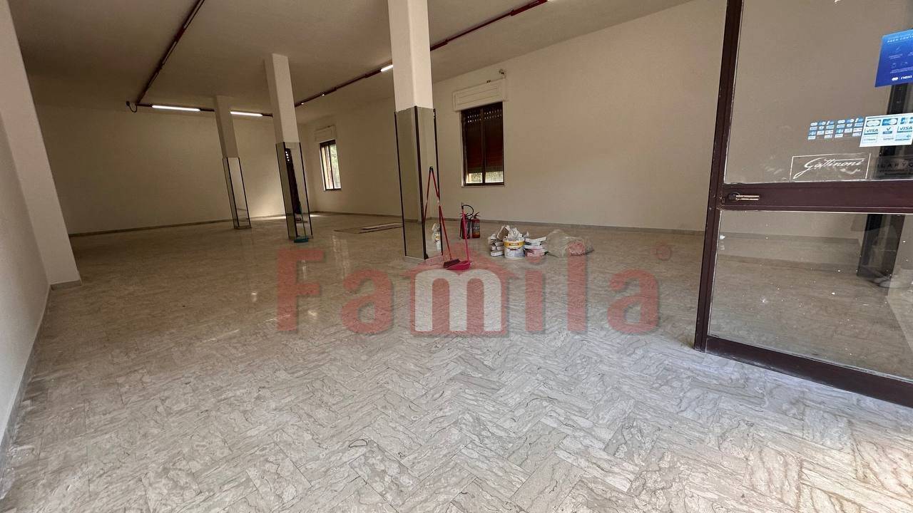 Locale commerciale in affitto a Sperone