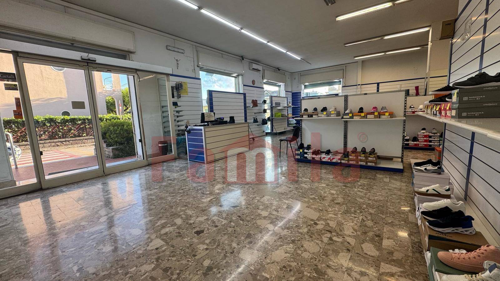 Locale commerciale in affitto a Baiano
