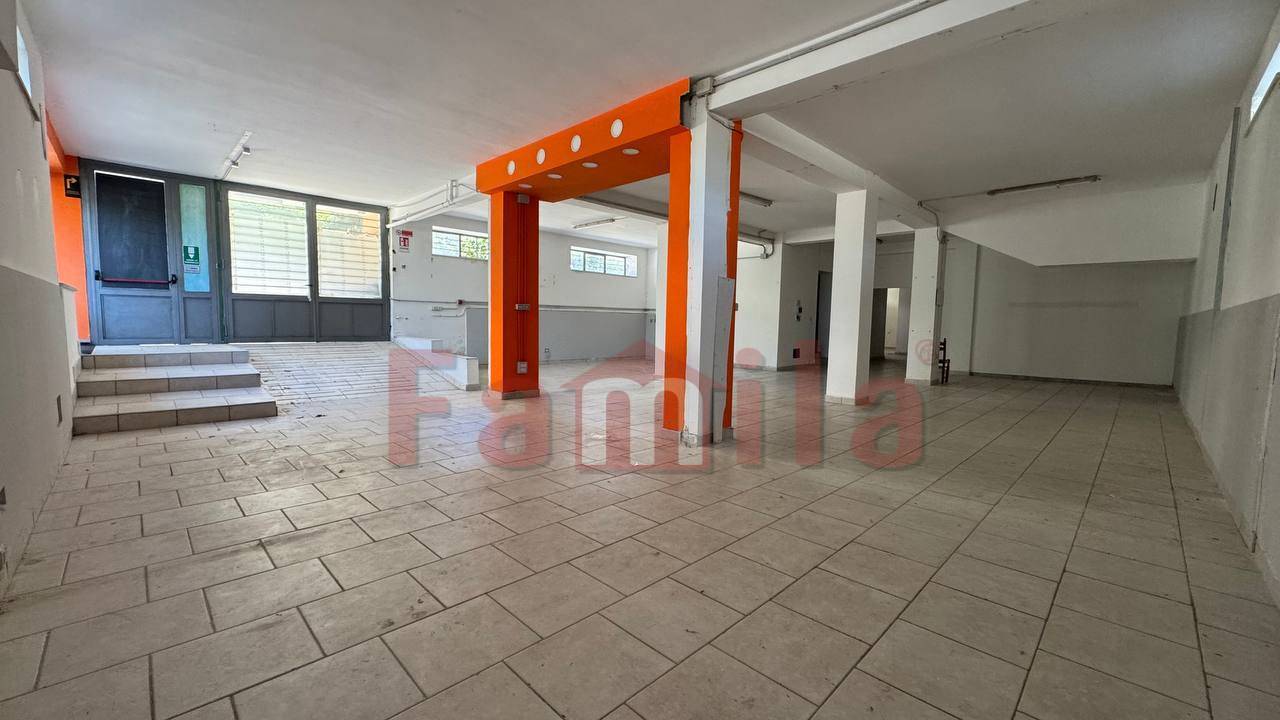 Locale commerciale in affitto a Sirignano