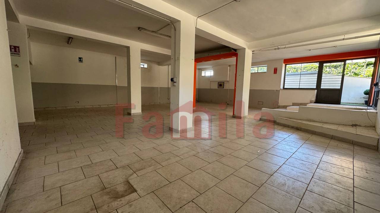 Locale commerciale in affitto a Sirignano