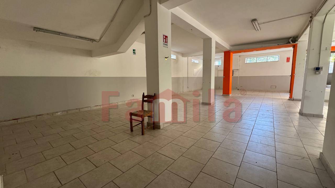 Locale commerciale in affitto a Sirignano