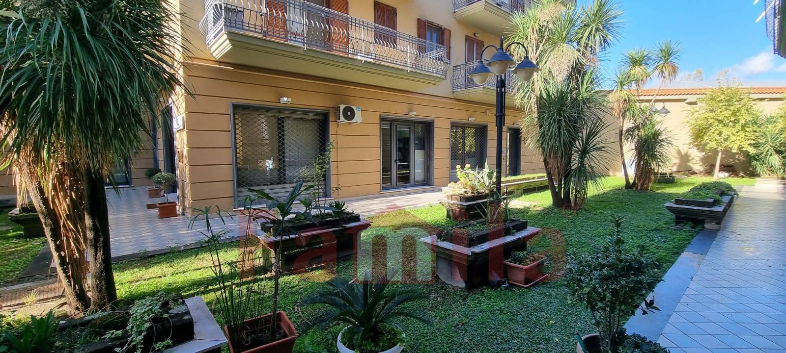 Locale commerciale in vendita a Sirignano