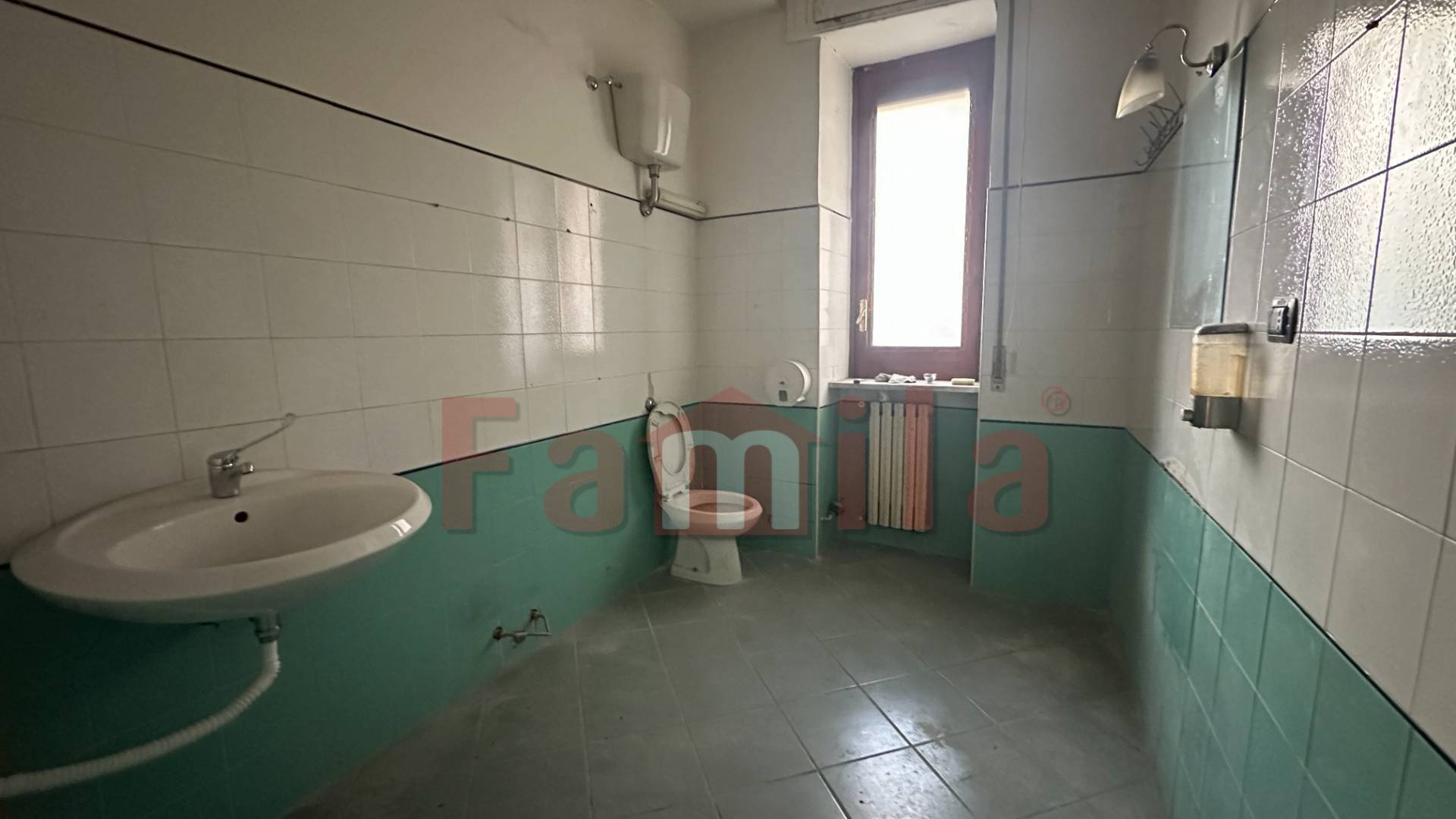 Locale commerciale in affitto a Baiano