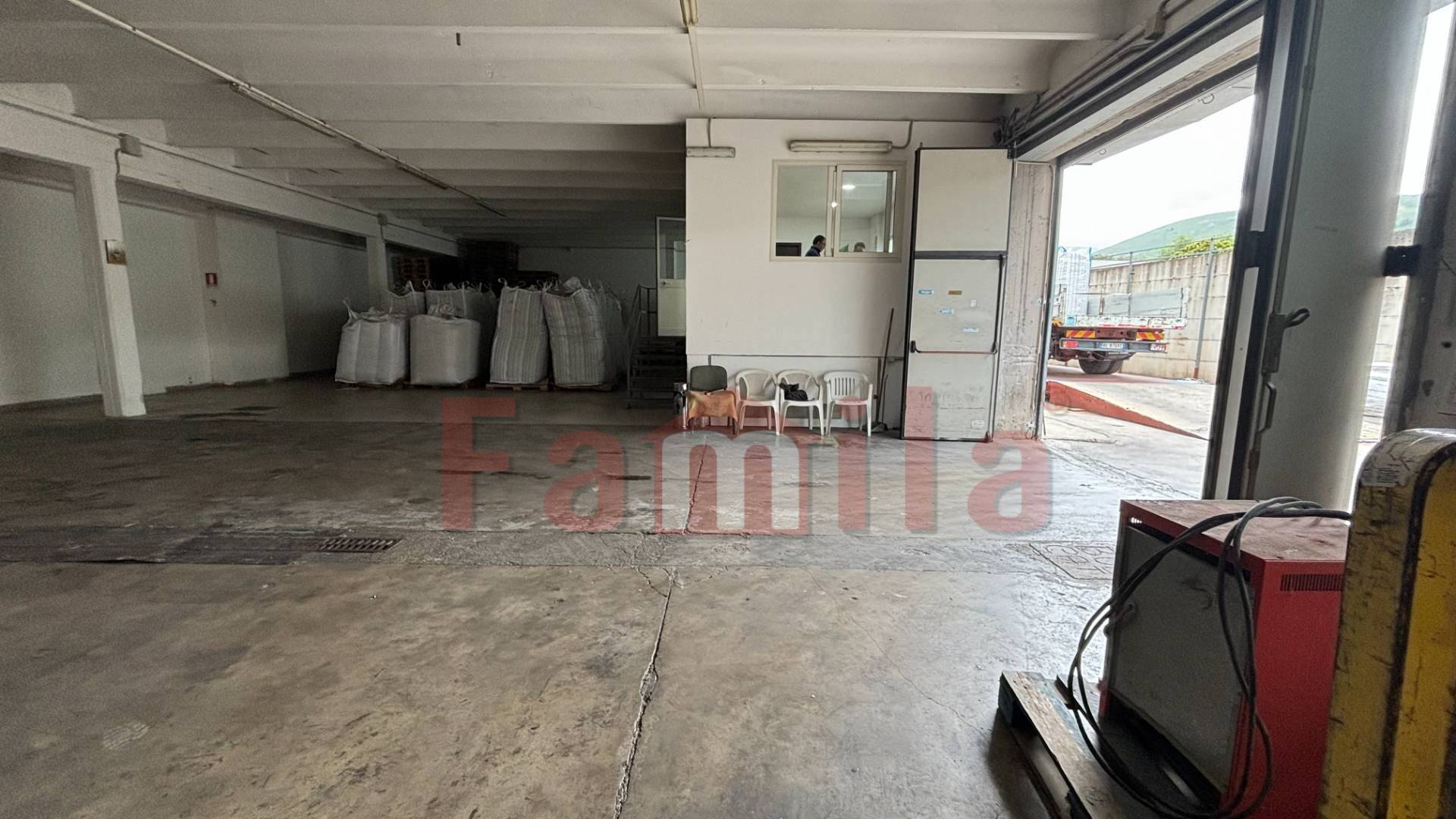 Capannone in affitto a Sperone